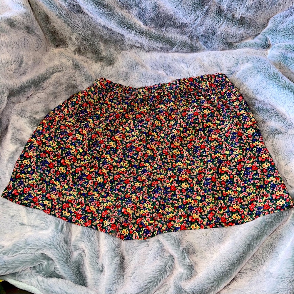 Multicolored Shorts SZ S Floral Design with Pockets & Elastic Waist